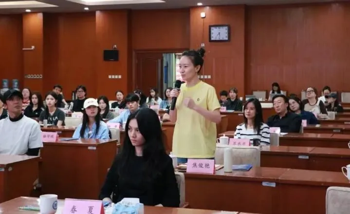出席座談會的女藝人焦俊艷。（圖/翻攝《鳳凰網》）