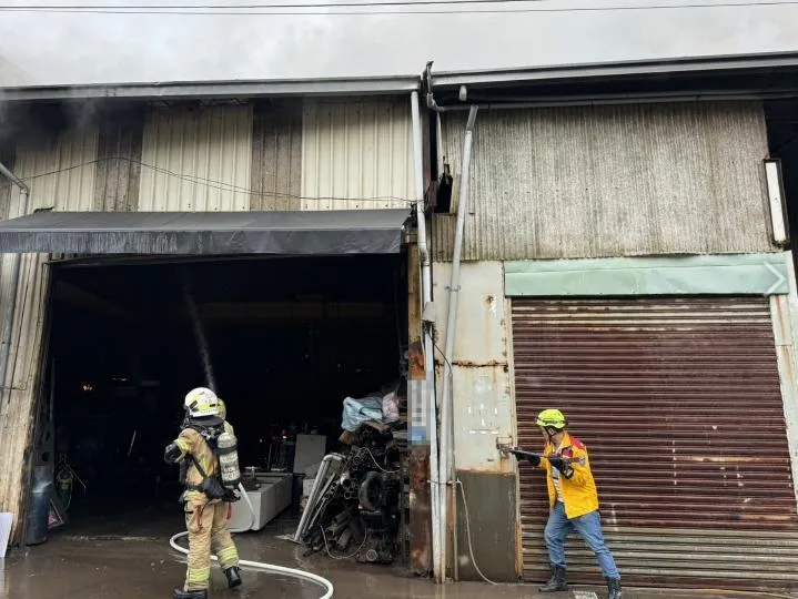 高雄市三民區孝順街靠近果菜市場的一間烤漆工廠，今天下午1點58分左右發生嚴重火警。（圖／翻攝畫面）