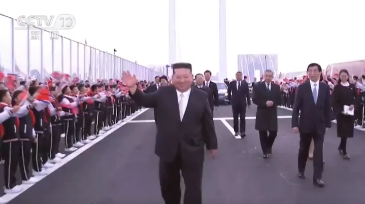北韓最高領導人金正恩今(24)日經本月15日新通車的新鴨綠江大橋抵達遼寧丹東訪問大陸。(圖/翻攝央視新聞)