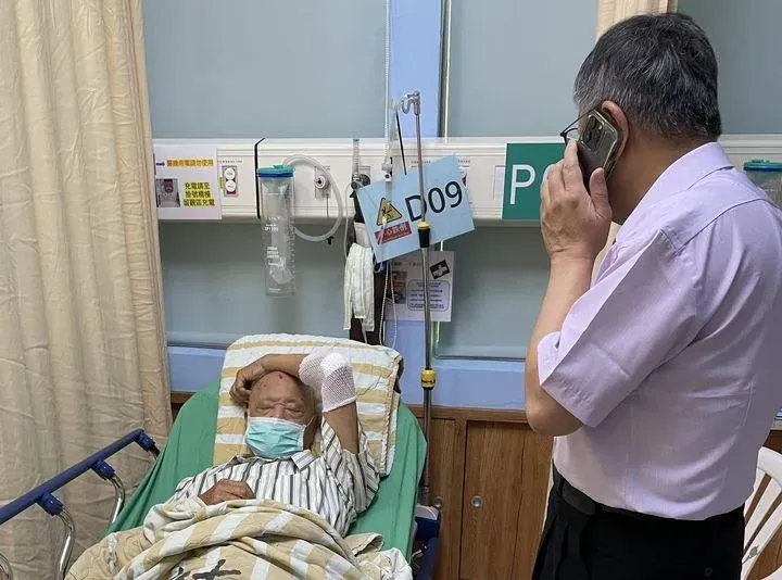 柯文哲探望父親柯承發。(圖/翻攝自柯文哲臉書)