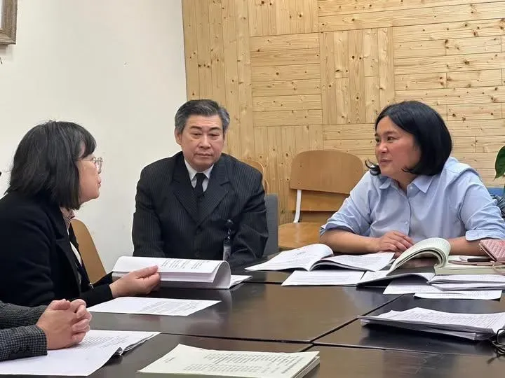 陳玉珍聽取說明後，決定給公視機會，經朝野黨團協商後取消原訂刪23億元的提案，改為只刪2300萬(約公視預算的１％)。（圖／取自陳玉珍臉書）