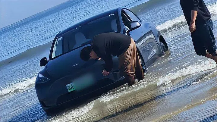 浙江車主把特斯拉開到海邊「洗車」結果受困。（圖／翻攝椒點視頻）