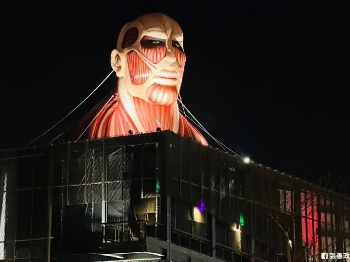 超大型巨人現身台灣燈會，重現「進擊的巨人」中經典場景。(圖／取自張善政臉書)