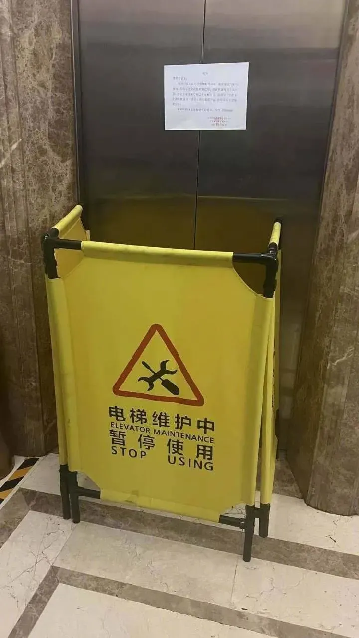 雲南省昆明市一社區電梯18日晚疑發生故障衝頂，致1人死亡。（圖／翻攝自「上游新聞」）