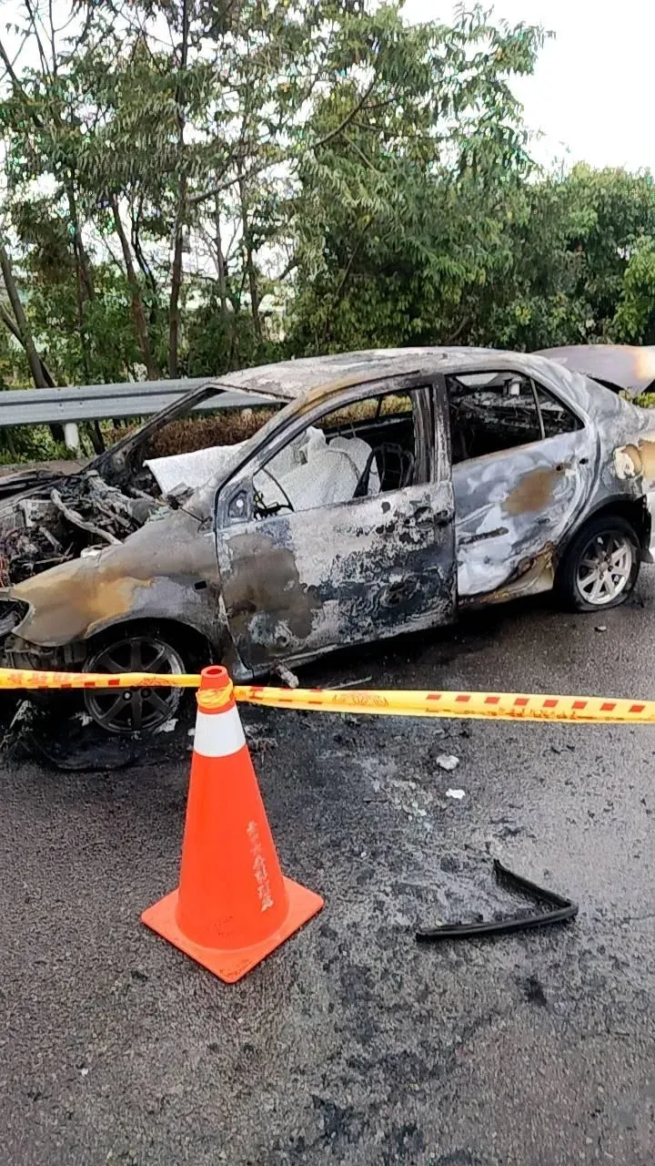 副駕駛座的女子明顯死亡未送醫，60多歲的男性駕駛全身約80%至90%燒燙傷，緊急送醫。（圖／翻攝畫面）