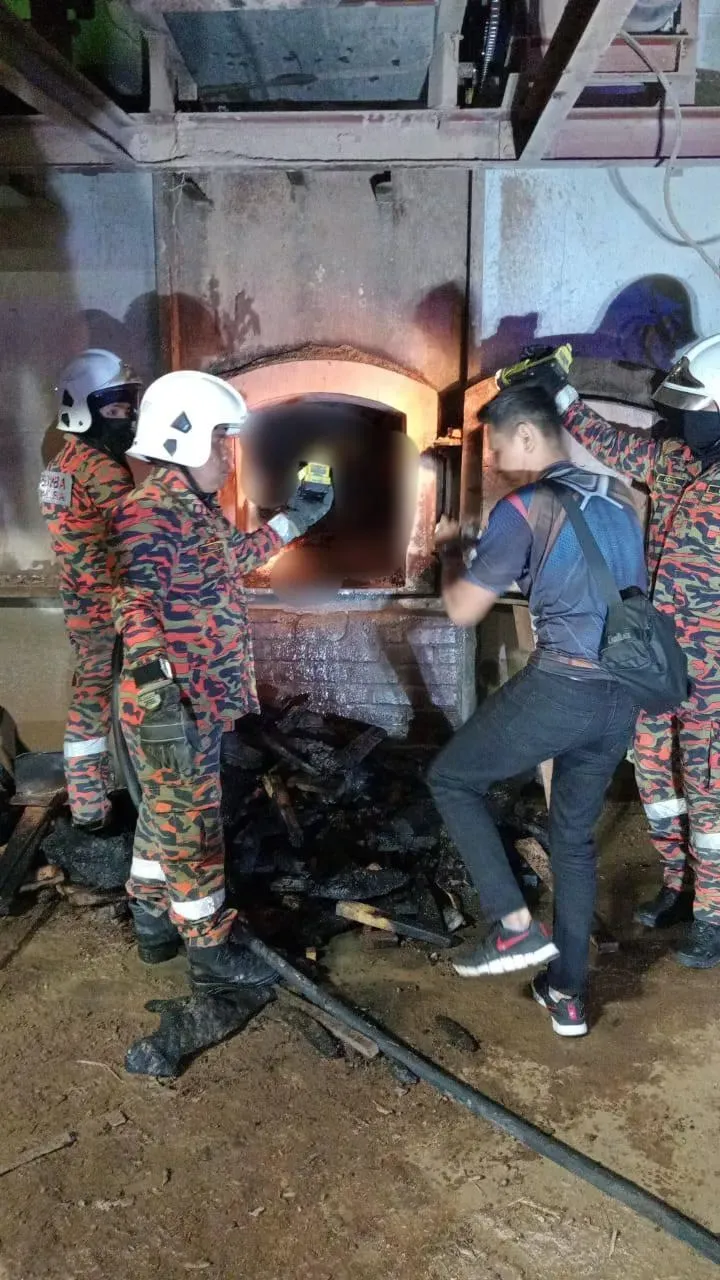 工人被救出時已無生命跡象,當場死亡。(圖/翻攝自Jabatan Bomba dan Penyelamat Malaysia臉書)