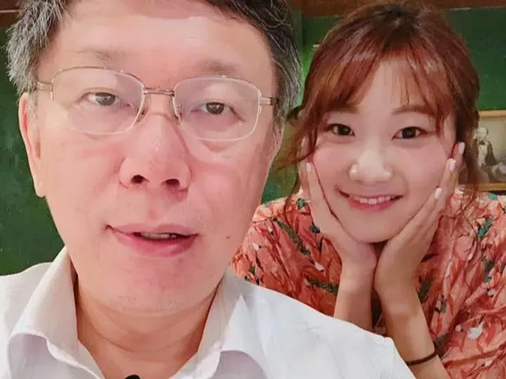 愛莉莎莎曾分享與柯文哲的合照。(圖/翻攝自愛莉莎莎 臉書)