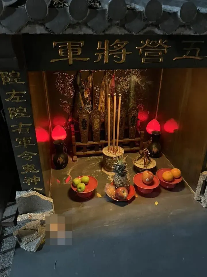 信眾將詛咒照片放置在五營將軍神位前。（圖／翻攝自全臺首邑縣城隍廟粉專，中天新聞後製處理）