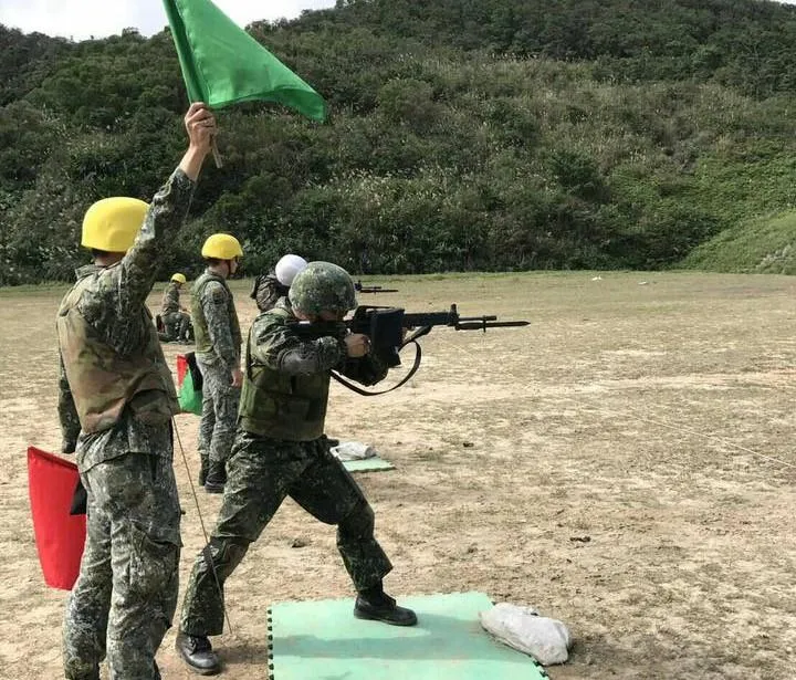 作者指出國軍將官結構與基層兵力失衡。(圖/截自國防部發言人臉書)
