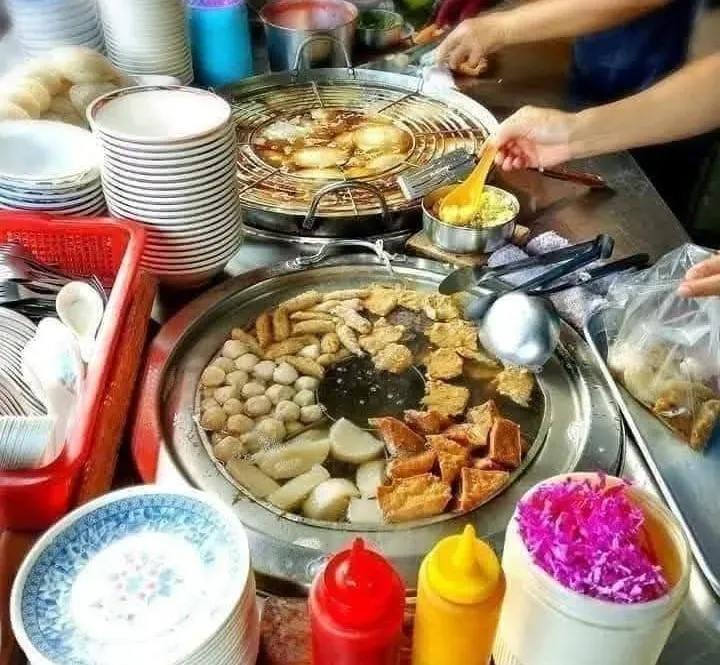 店裡販售肉圓、甜不辣等，加上清湯、獨門醬料就是鐵粉最愛的下午茶。（圖／翻攝自Facebook@廖媽媽肉圓）