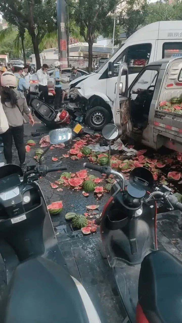 肇事的白色廂型車被一輛載滿西瓜的銀色小貨車攔住。(圖/翻攝自微博)