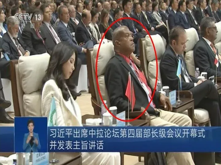 聖露西亞外交官蘭西柯現身中拉論壇。（圖／翻攝央視）