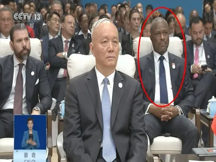 中拉論壇台下，海地外交部長蔣伯狄同框中央書記處書記蔡奇。（圖／翻攝央視）