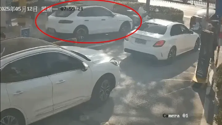 網傳畫面顯示肇事車輛（紅圈）12日撞上道路上的電動自行車及行人。（圖／翻攝自微博）