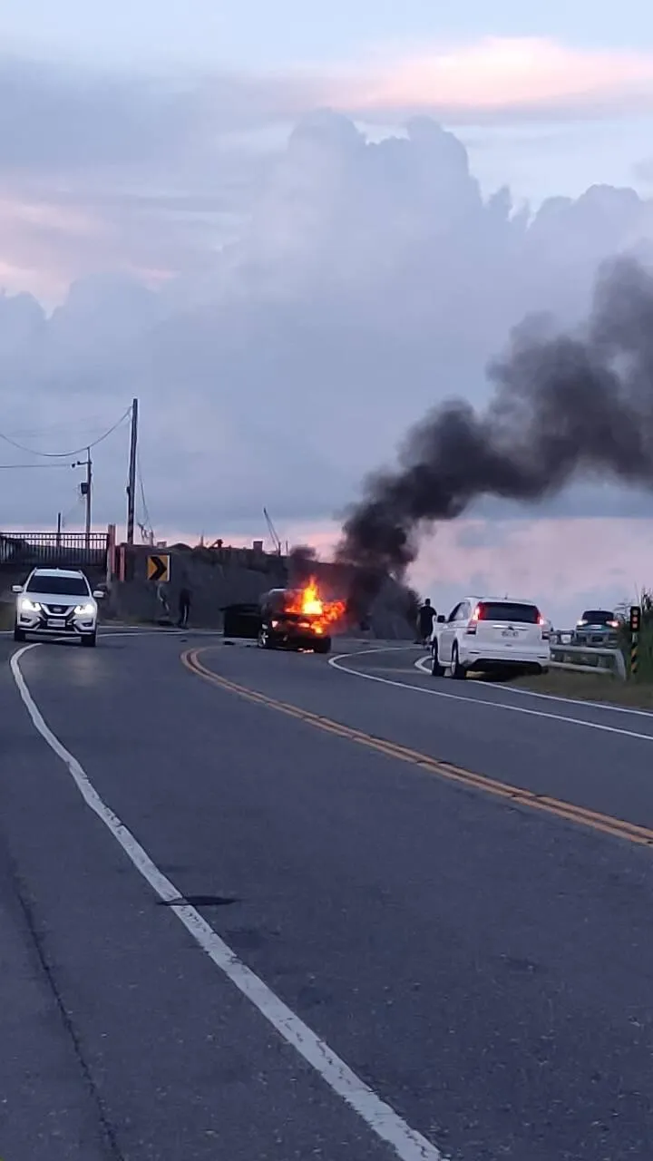 火燒車所導致的黑煙直衝天際，救難人員到場後發現黃姓駕駛已失去心跳與呼吸，立即將其救出送醫搶救，目前情況危急。（圖/警方提供）