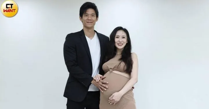 女星蔡允潔（右）11日挺孕肚和老公Fraser（左）一同出席公益活動。（圖／CTWANT）