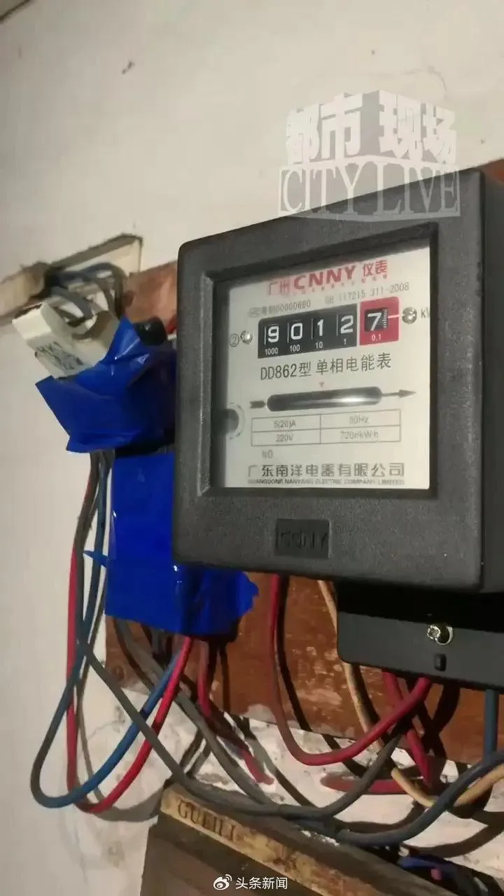 圖為韓先生測試電表。（圖／翻攝《頭條新聞》）