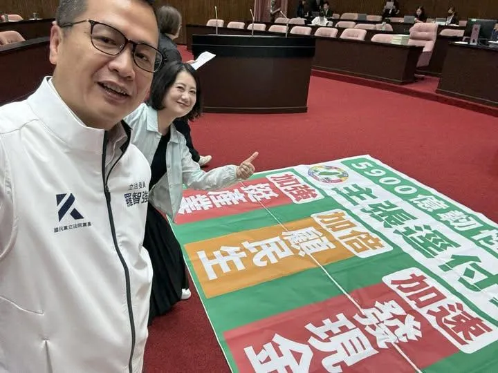 民進黨團貼海報要求「加速現金」，遭羅智強質疑「過去半年在擋什麼？」。（圖／羅智強臉書）