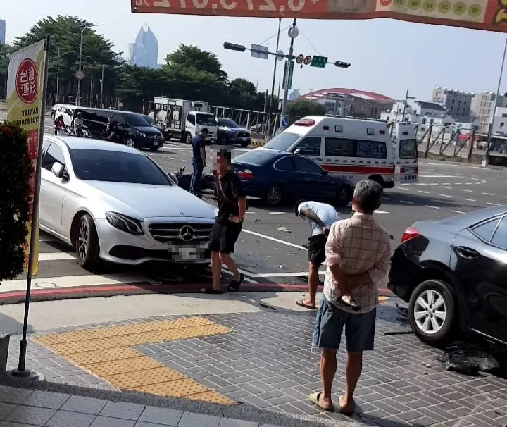 孫男23日早上拿回手機返家途中，在台灣大道與安和路口遭王男撞斃。（圖／翻攝畫面）