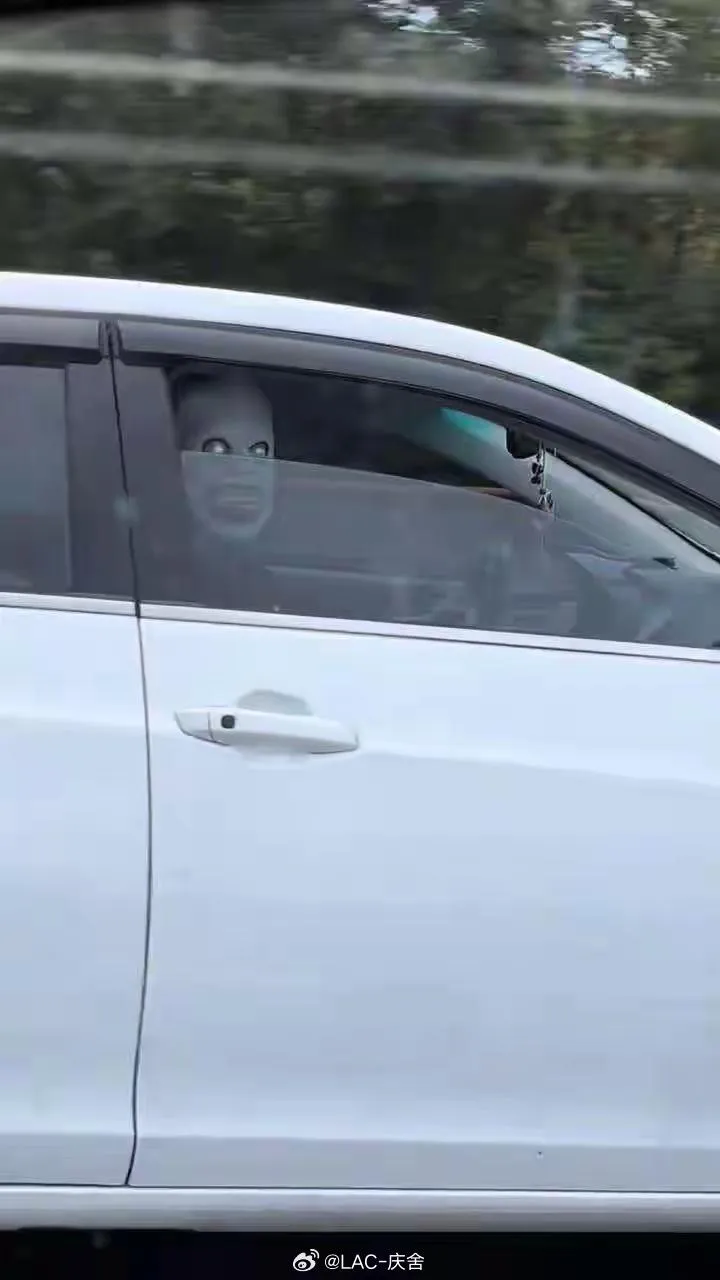 男子戴恐怖面具故意驚嚇過路車輛。（圖／翻攝微博）