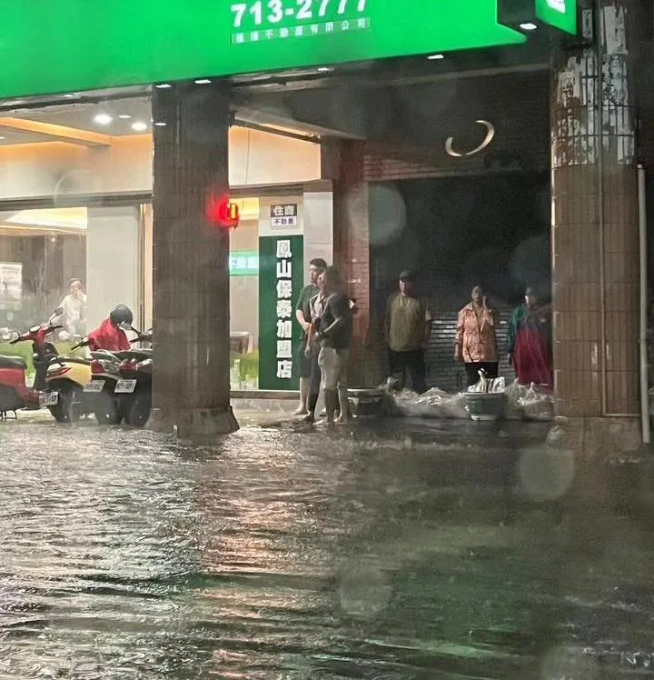 李雅靜分享民眾直擊保泰路淹水直逼腳踝高度的畫面。（圖／翻攝自Facebook@高雄市議員李雅靜）