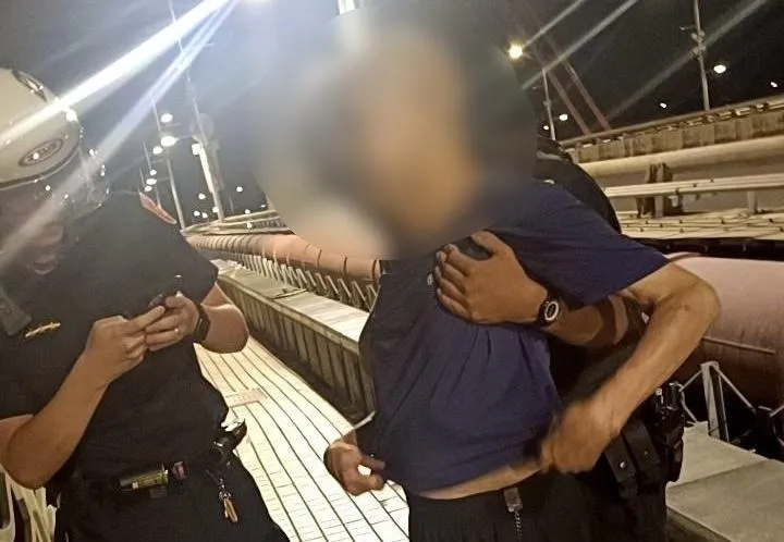 員警機警上前抱住老翁。（圖／翻攝畫面）