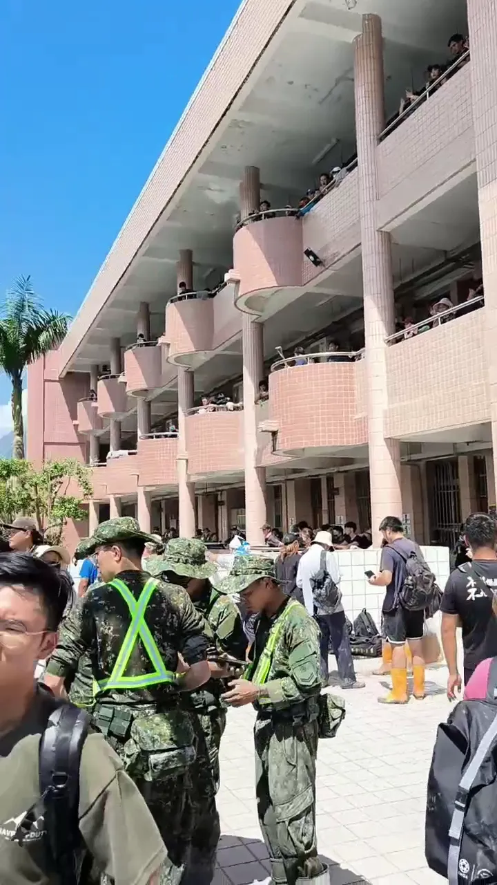 光復鄉28日中午一度傳出潰堤消息,一度引起現場媒體、志工跟民眾恐慌。(圖/記者爆料網)