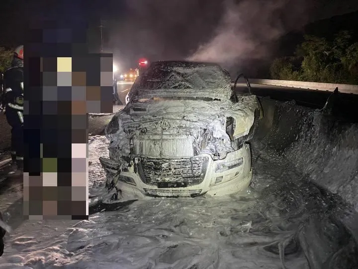 阮姓男子的轎車遭追撞後，起火燃燒，整台車被燒成廢鐵，所幸無人受傷。（圖／警方提供）