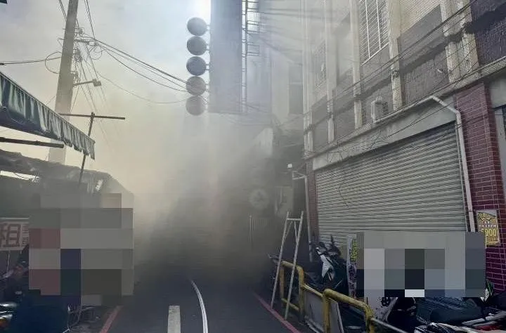 新北市泰山一間鐵皮倉庫發生火警。（圖／翻攝畫面）