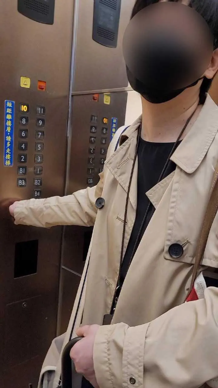 詹怡宜與張靖玲在公司電梯巧遇,詹怡宜否認張的調職為懲戒,並強調「不是錯,不是懲罰」。(圖/翻攝畫面)