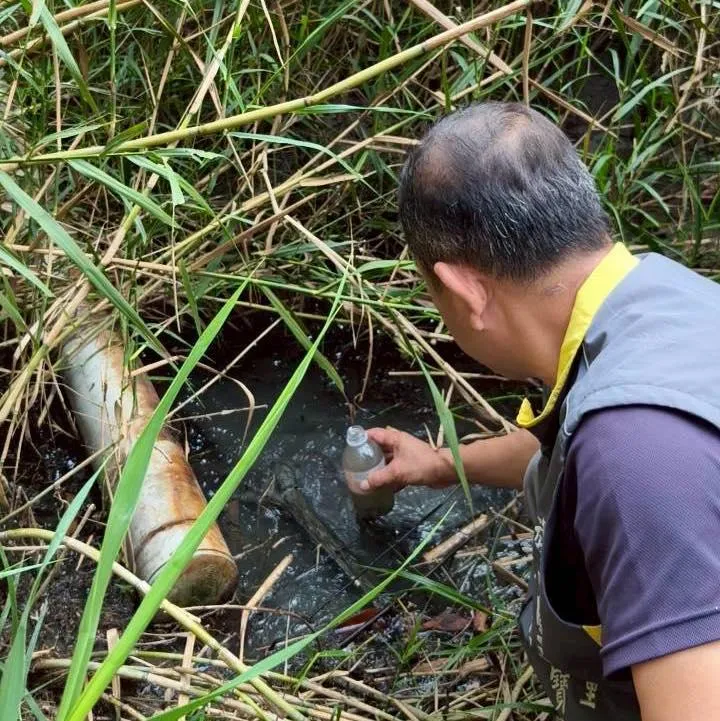 陳菁徽指出，環境部前往馬頭山採樣水質汙染情況，但卻沒帶器材。（圖／翻攝陳菁徽臉書）