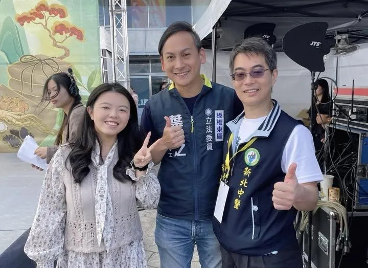 立委葉元之（中）曬出與小西瓜（左）合照。（圖／翻攝自葉元之 臉書）