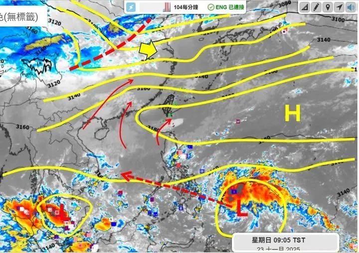 菲律賓東南方的熱帶擾動，預期明後天就會進入南海，圖中也可以看到有些暖濕空氣正沿著高壓邊緣北上。（圖／翻攝天氣職人-吳聖宇）