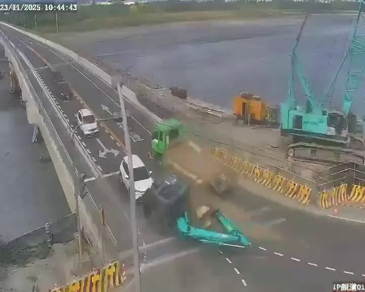怪手突然翻落,所幸白車急煞,差一秒就撞上。(圖/公路局提供)