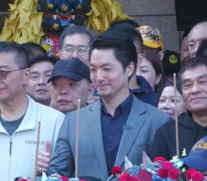 台北市長蔣萬安29日赴萬華車站接駕北上贊境的北港朝天宮媽祖鑾轎隊伍。（圖／中天新聞）