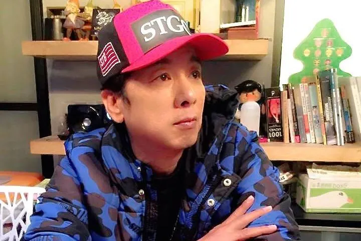 資深藝人曹西平不幸病逝，被乾兒子發現時已明顯死亡，身體已僵硬且出現屍斑。(圖/翻攝自臉書)