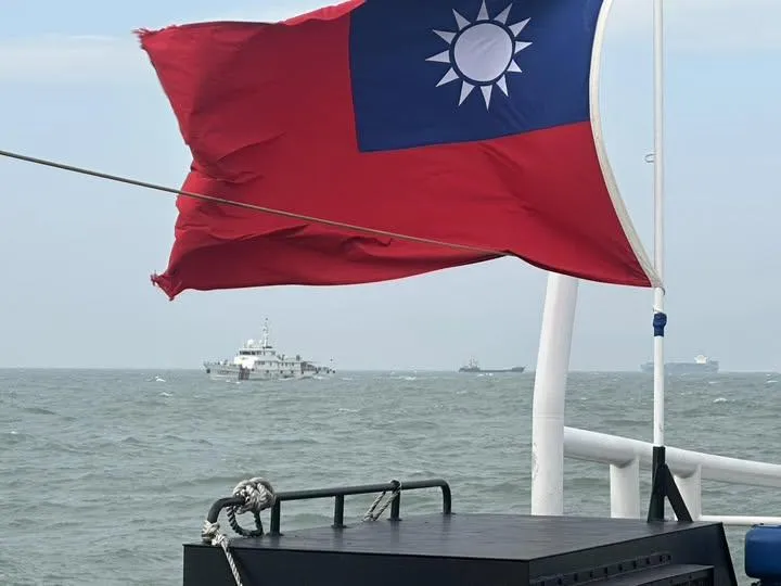 海巡艦艇監控驅離海警船畫面。(圖/管碧玲臉書)