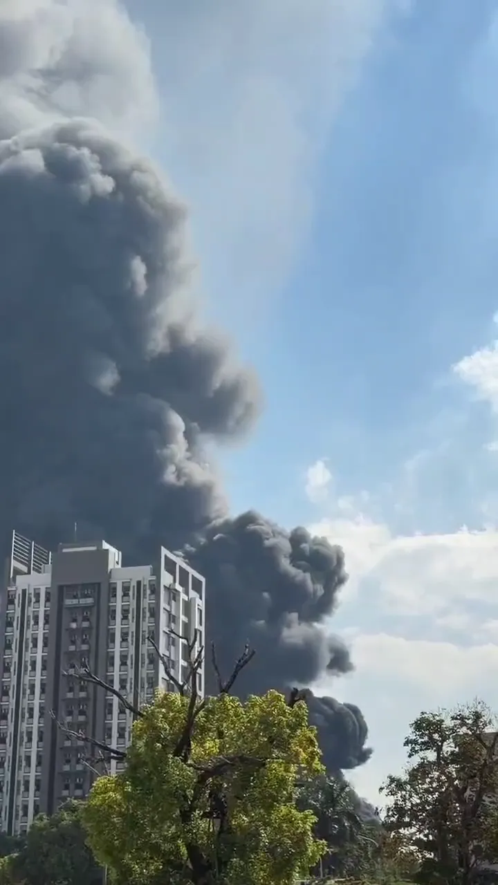 濃煙竄升超過15層樓高。（圖／記者爆料網）