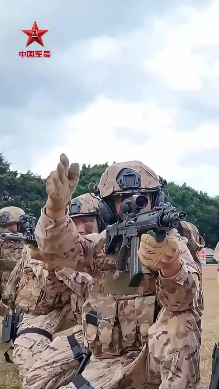 搭載槍械的無人機與地面部隊配合，實現穩定瞄準與射擊。（圖／翻攝微博「中國軍號」）
