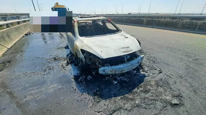 車輛因不明原因起火燃燒。（圖／警方提供）