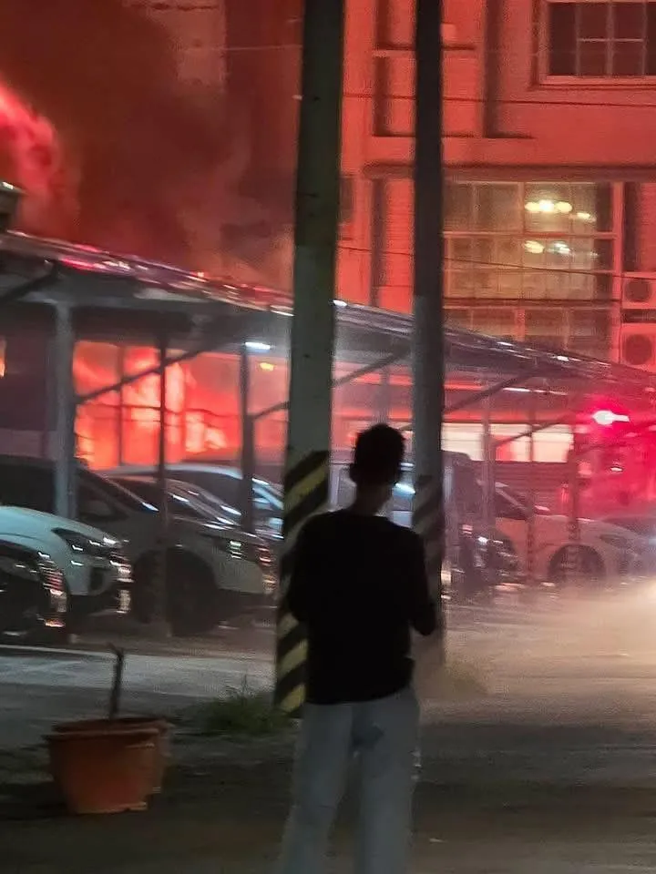 台南安南區停車場大火,多輛汽車燃燒幸無人傷亡。(圖/台南道路救援張家班群友提供,下同)