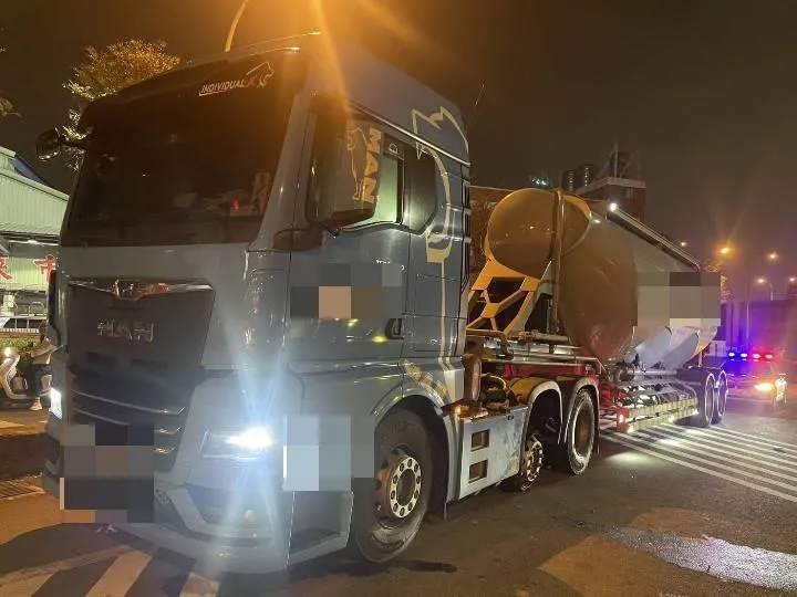 國1彰化路段半聯結車爆胎，後方16輛車閃避不及連環碰撞。（圖／國道警方提供）