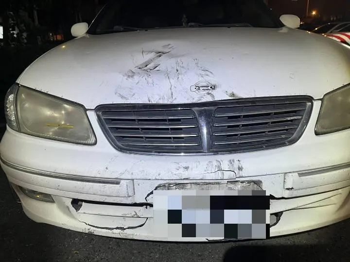 半聯結車輪胎皮散落地面，造成後方16台車輛發生追撞。（圖／國道警方提供）