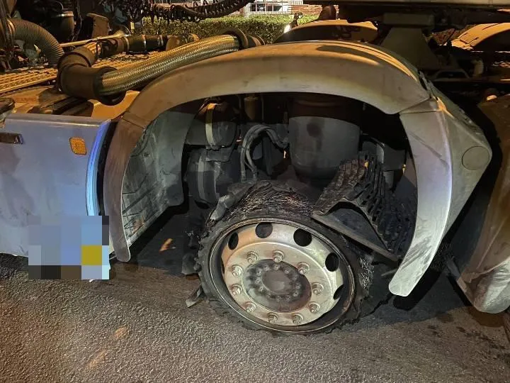 半聯結車的左側車輪不明原因爆胎。（圖／國道警方提供）