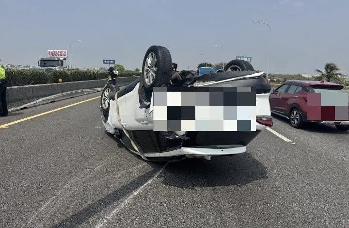 國道1號溪湖段今發生追撞翻車事故。(圖/翻攝畫面)