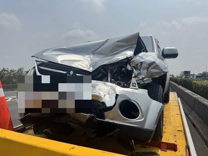肇事車輛車頭全毀。(圖/翻攝畫面)