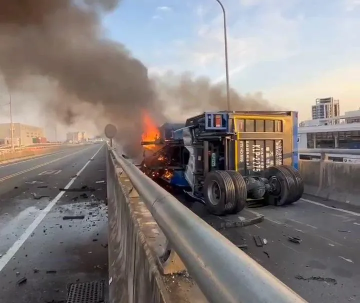 火燒車現場。（圖／台南道路救援張家班群友提供）