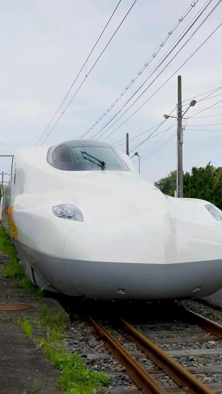 N700ST車頭採「至尊雙翼型」空氣動力造型車鼻，更扁平且採流線型設計，減少列車進入隧道時的噪音與出隧道時的音爆，也減少行駛阻力。（圖／高鐵提供）