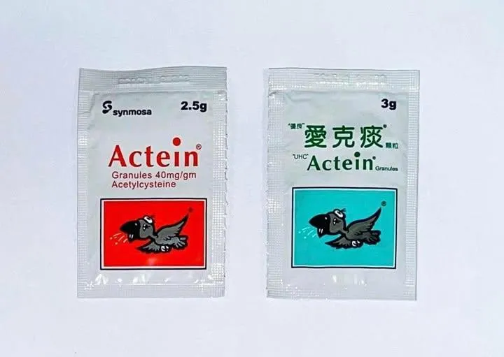 藥師建議應該將化痰藥粉泡水後再服用，避免直接吞粉末而造成喉嚨不適或嗆咳。(圖/翻攝自藥師洪正憲臉書)
