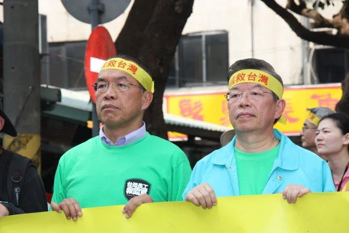 林永堅(左)曾被前高雄市長謝長廷延攬至市府團隊擔任副市長。(圖/林永堅臉書)
